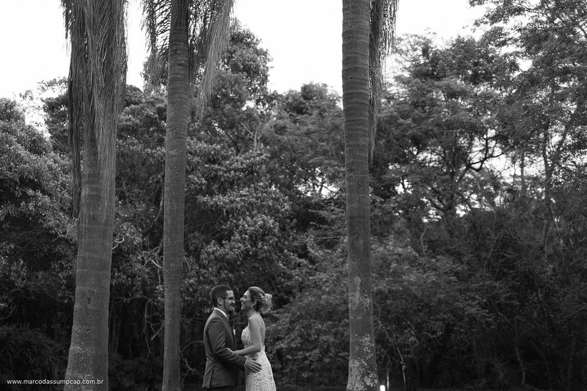 noivos sorrindo na sessao de fotos apos o casamento em indaiatuba