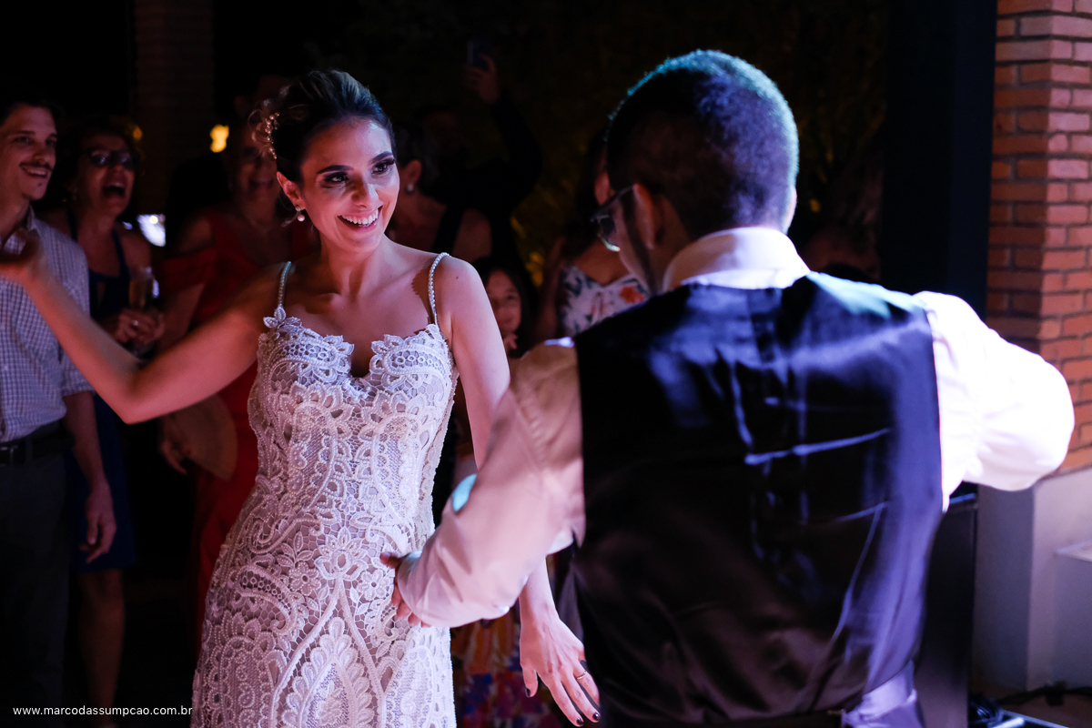 noivos dancando na balda do casamento em indaiatuba