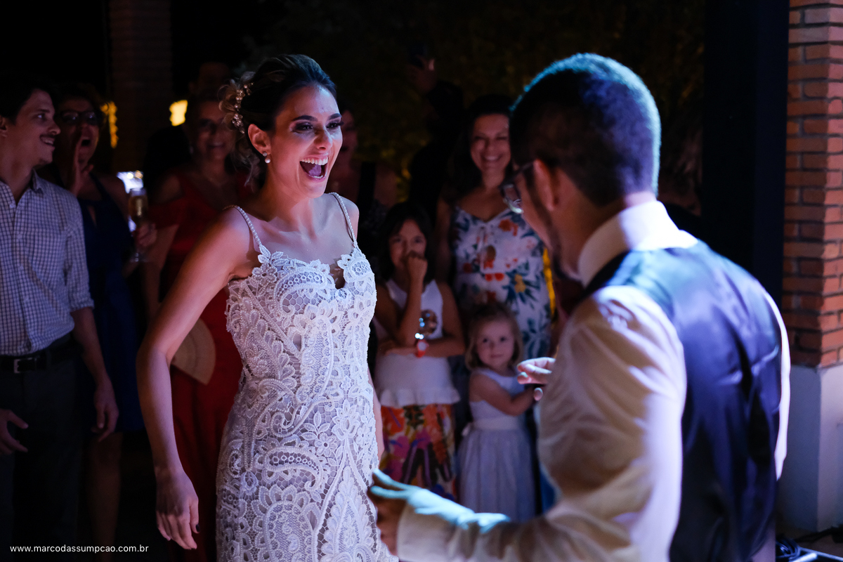 noivos dancando na balda do casamento em indaiatuba