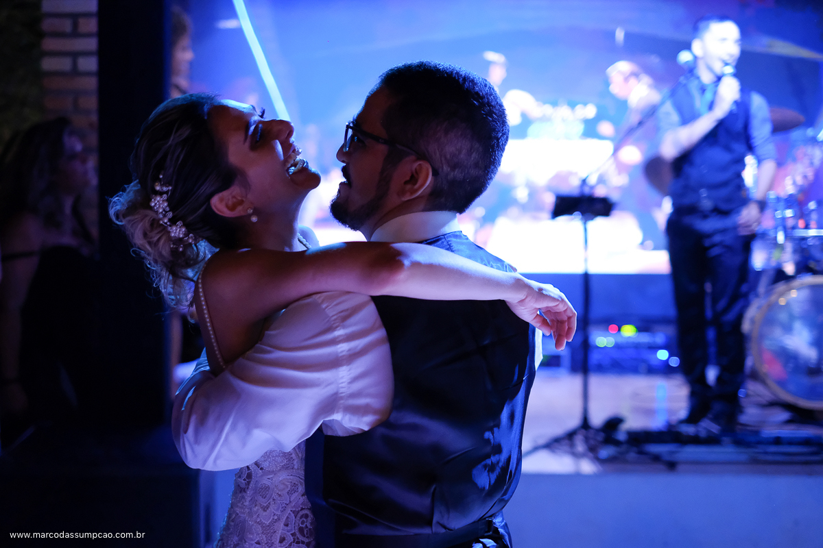 noivos dancando na balda do casamento em indaiatuba