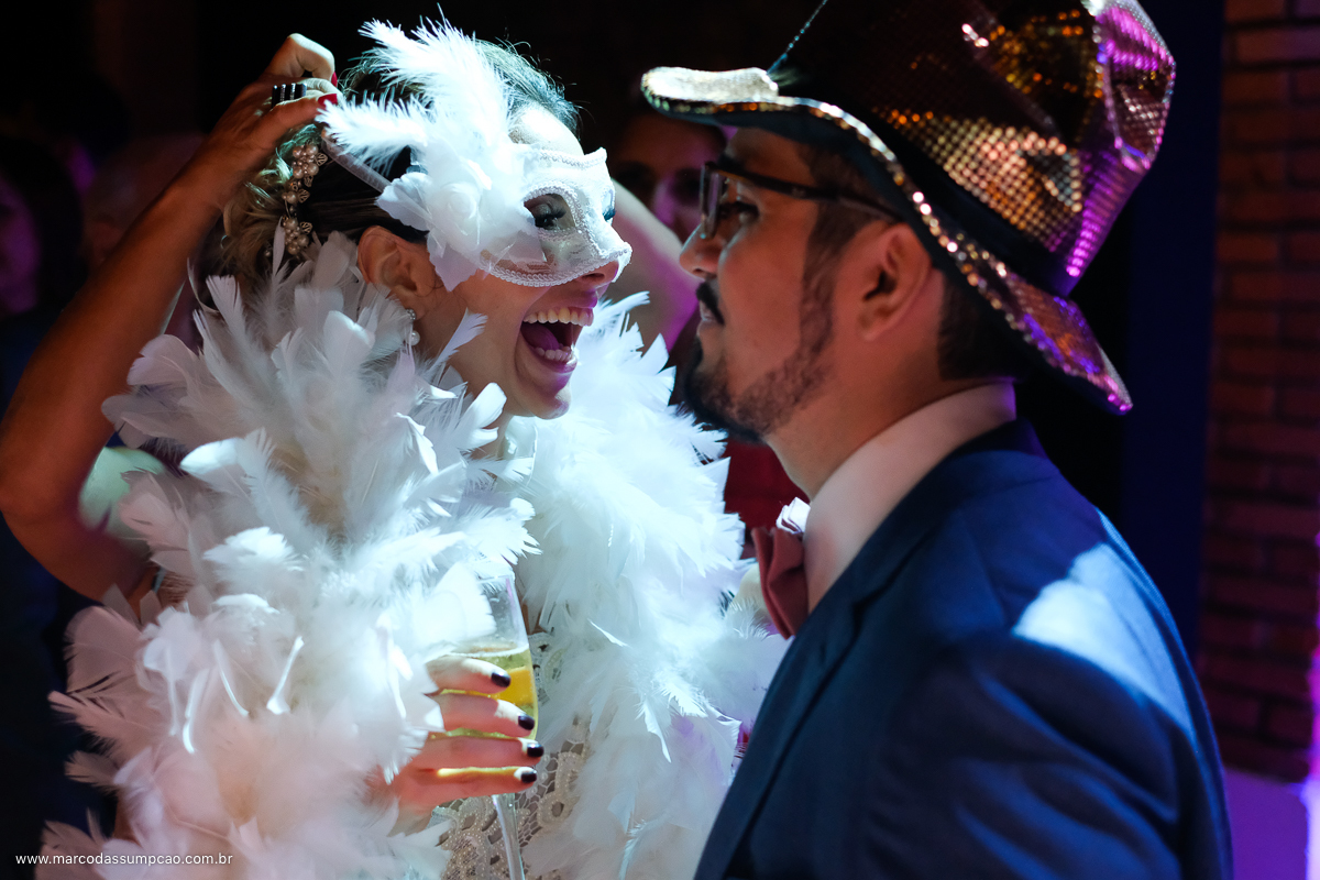 noivos dancando na balda do casamento em indaiatuba