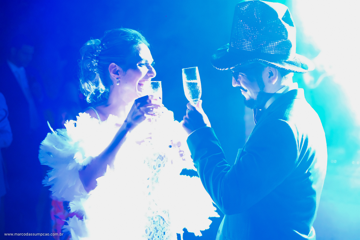 noivos brindando na balda do casamento em indaiatuba