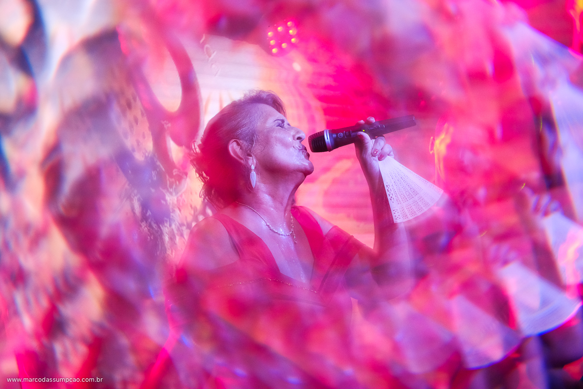 mae da noiva cantando com a banda durante o casamento