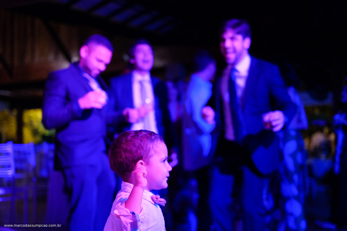 crianca curtindo rock no meio da balada do casamento em indaiatuba