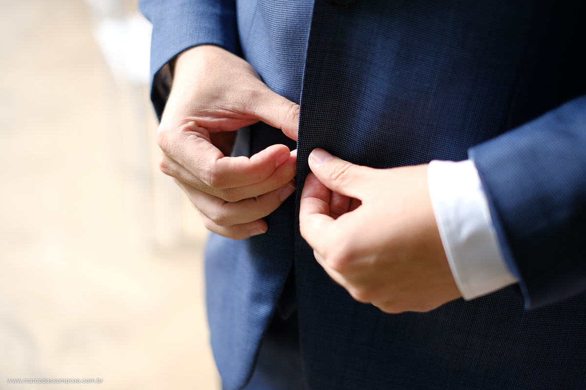 noivo de indaiatuba arrumando o terno