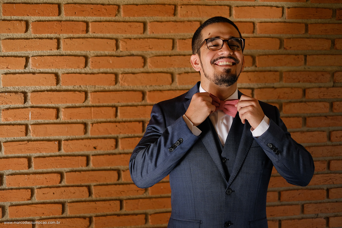 nlivo arrumando a gravata borboleta