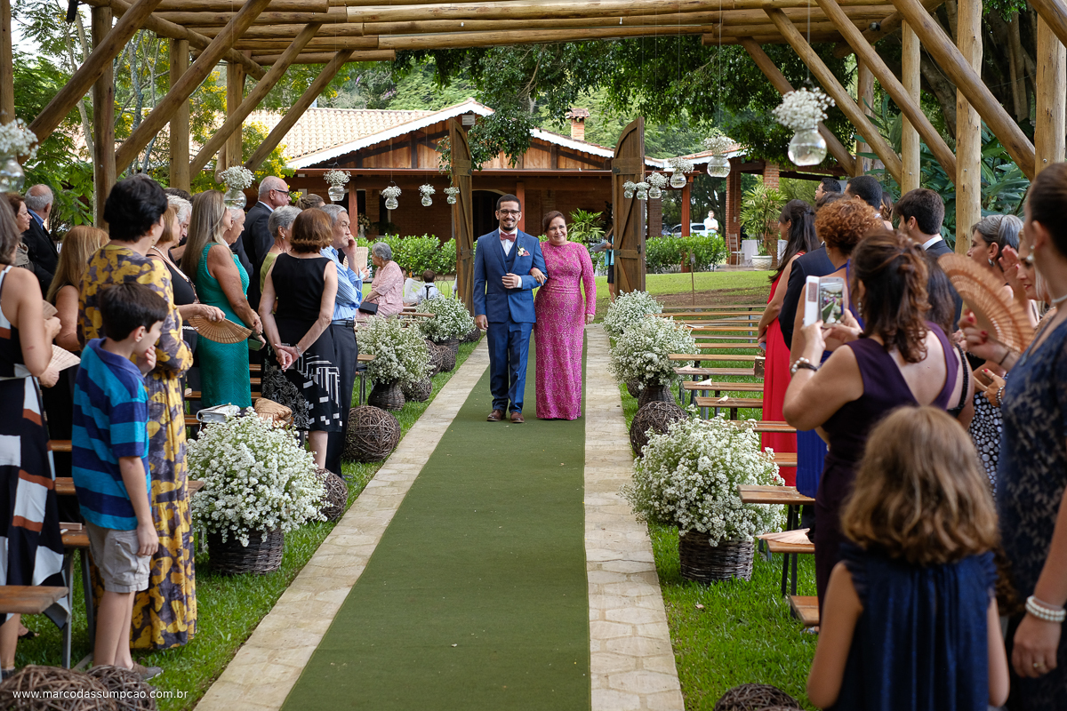 noivo entrando para cerimonia em indaiatuba