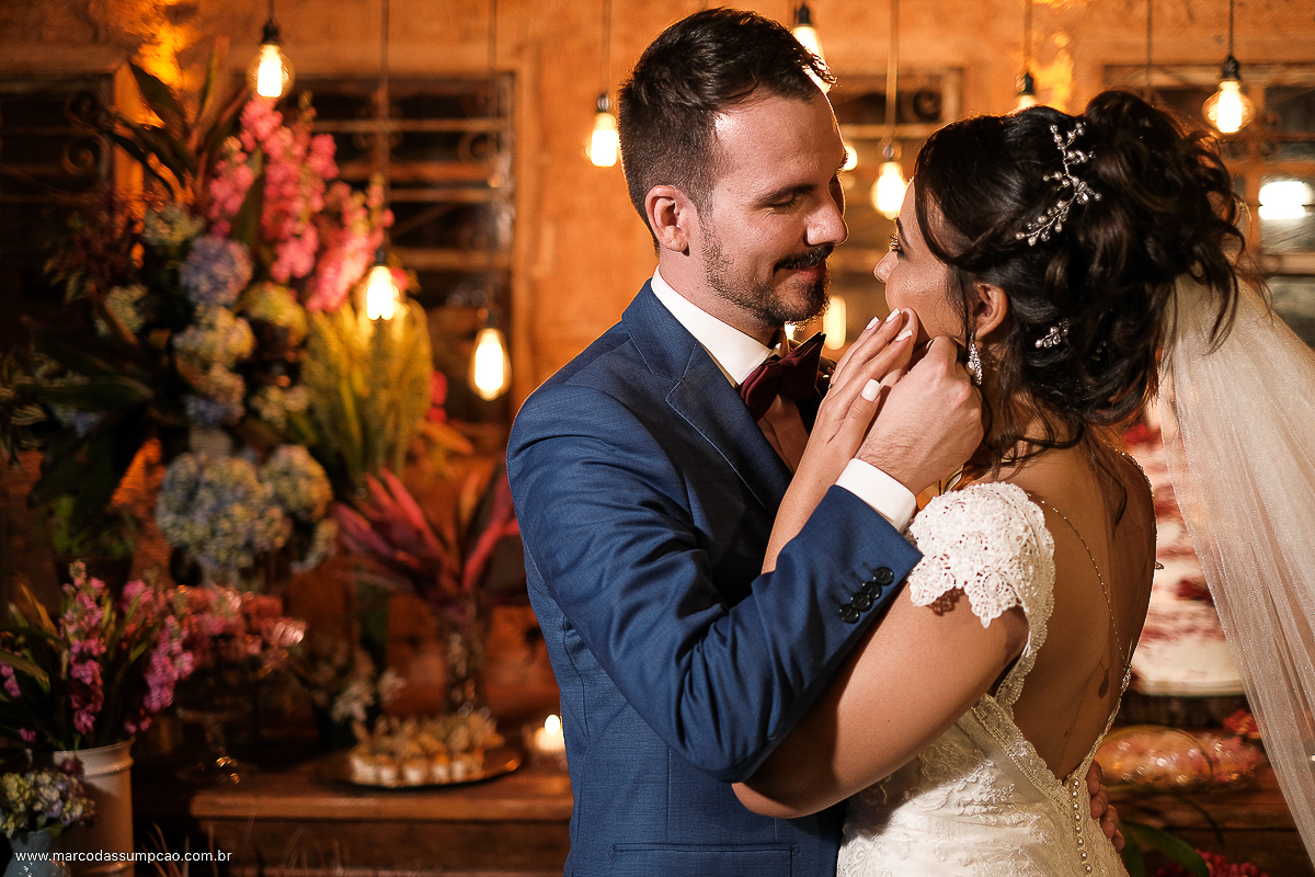 noivos se acariciando