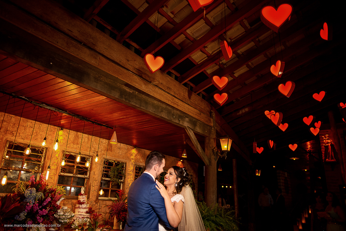 noivos se acariciando