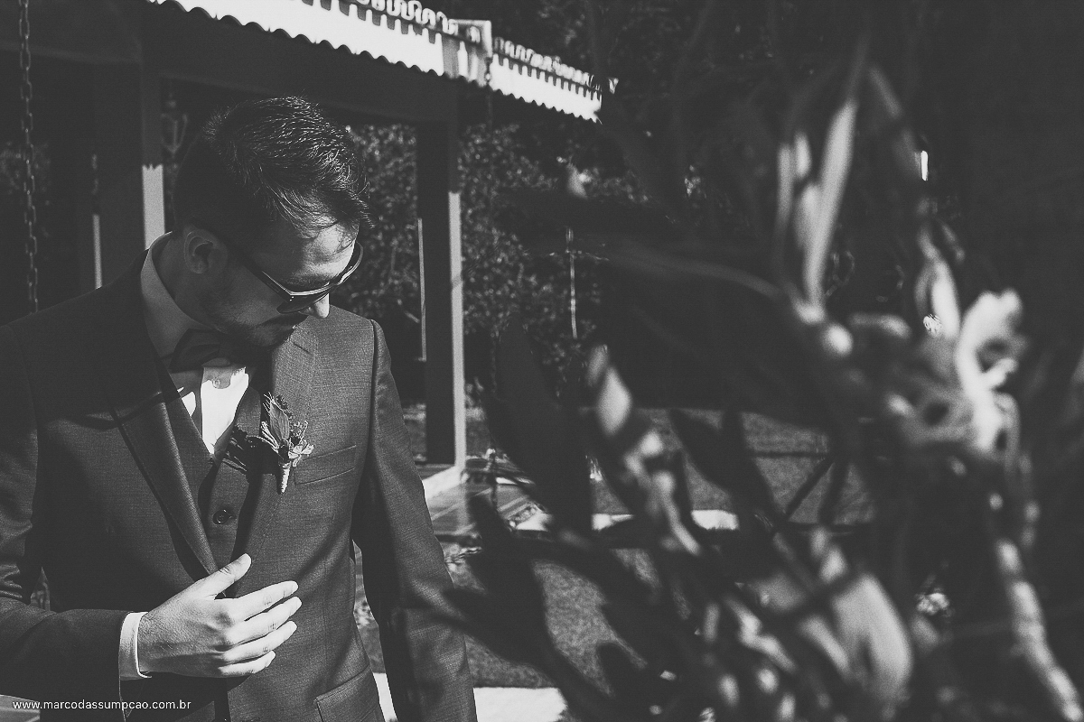 noivo arrumando terno