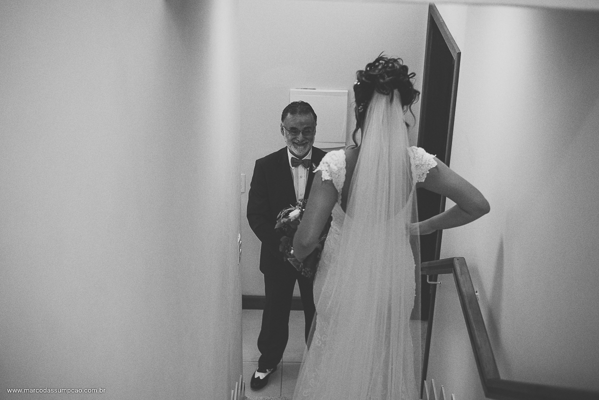 noiva descendo a escada e o pai esperando em baixo