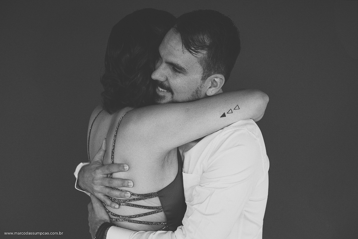 noivo abracando a irma