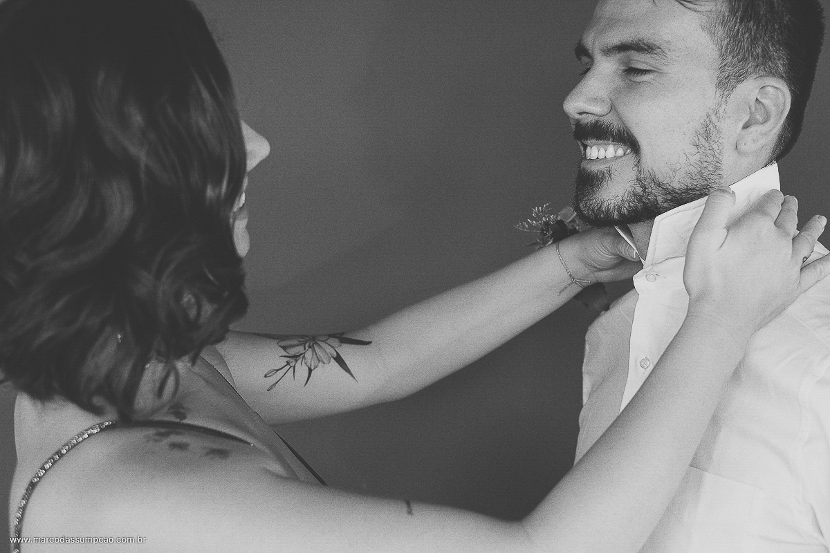 irma arrumando a gola do irmao noivo