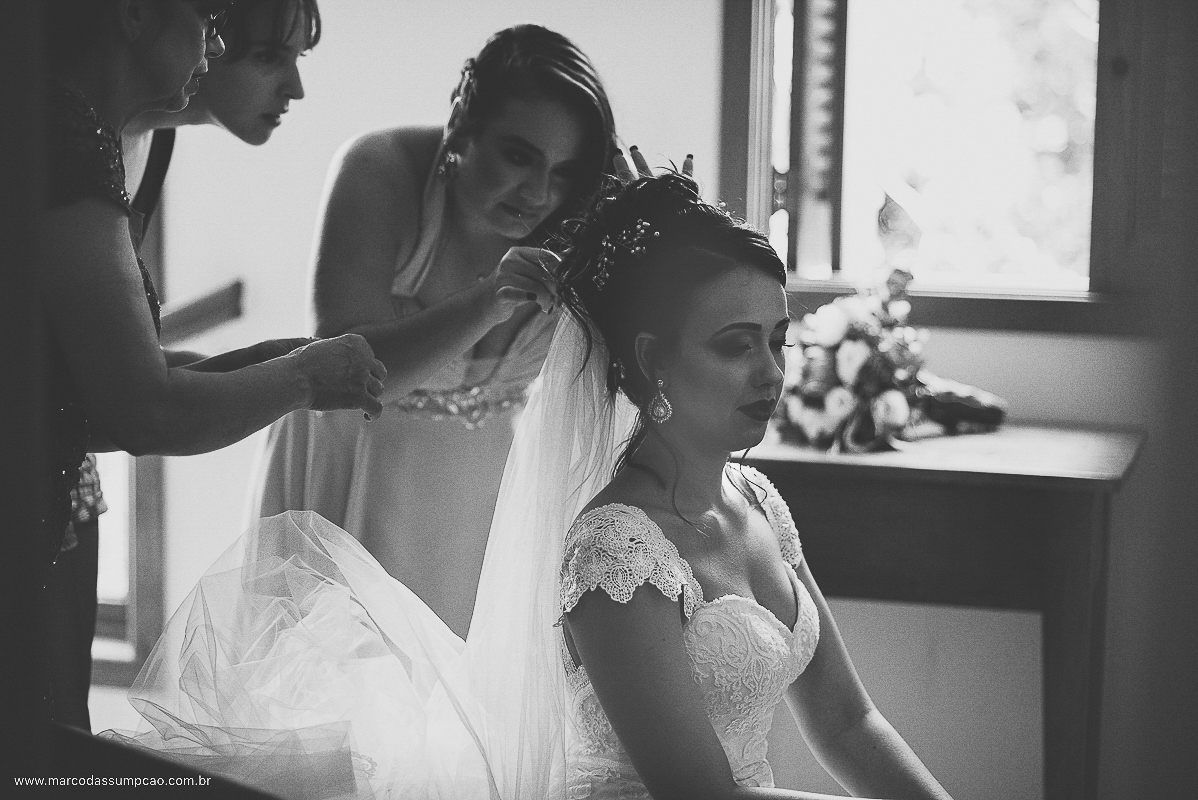 mae e irma arrumando veu da noiva