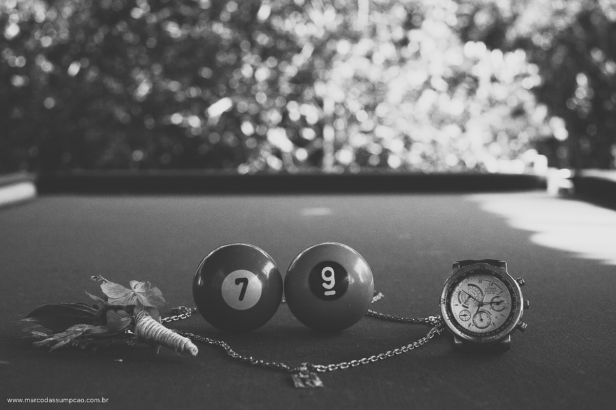 relogio e corrente em cima da mesa de bilhar