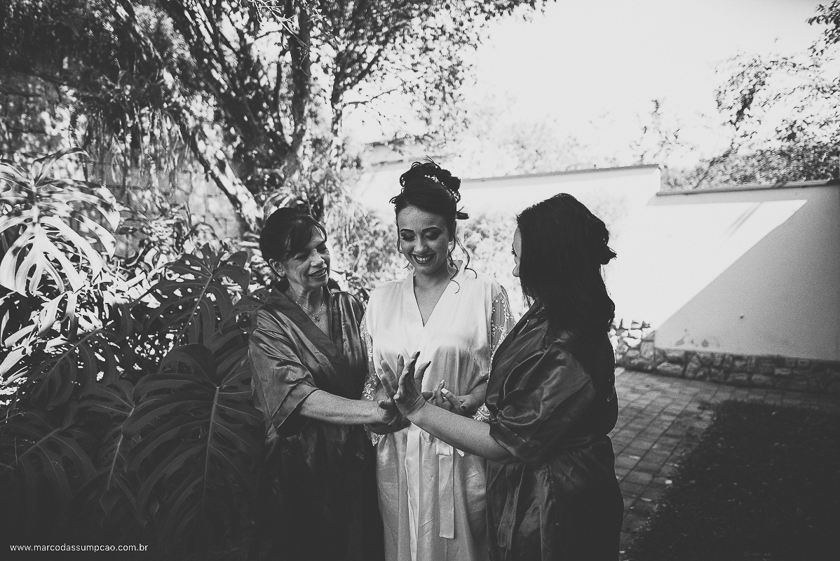 noiva e familia se olhando