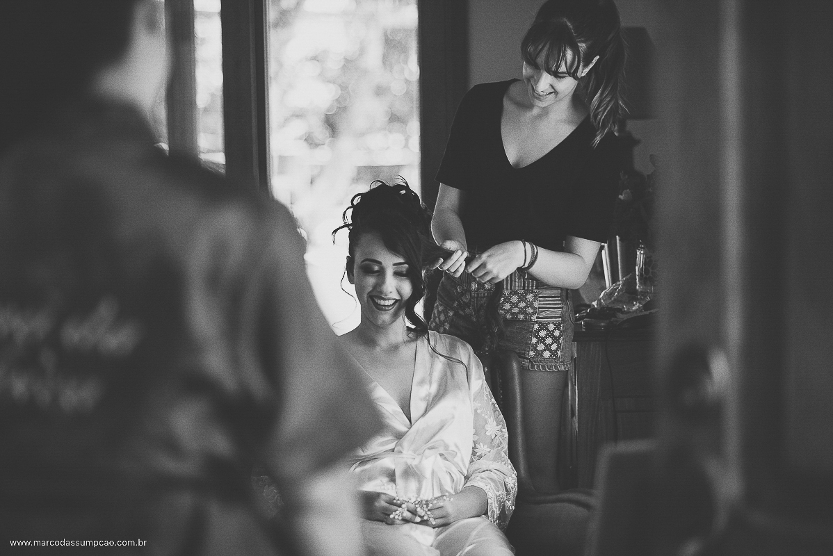 noiva arrumando cabelo