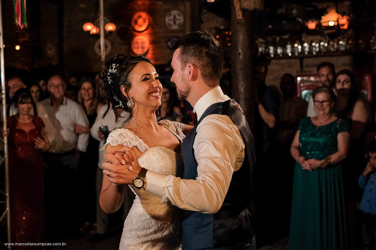 noivos dancando