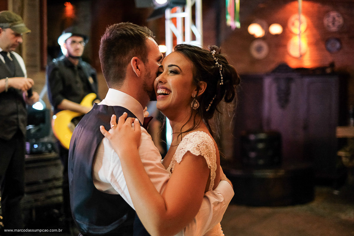 noivos dancando