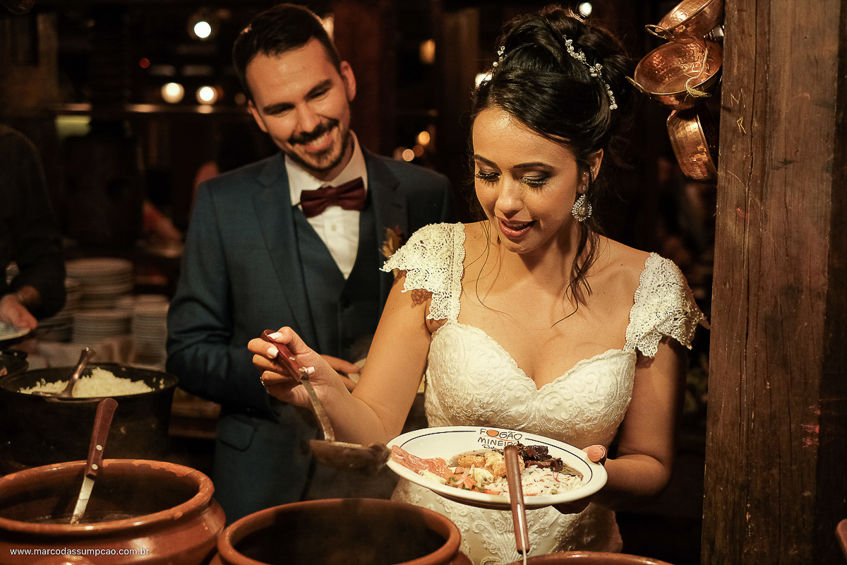 noivos pegando comida