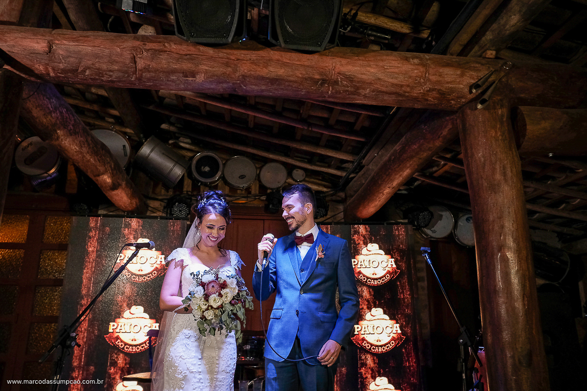 noivos falando no microfone