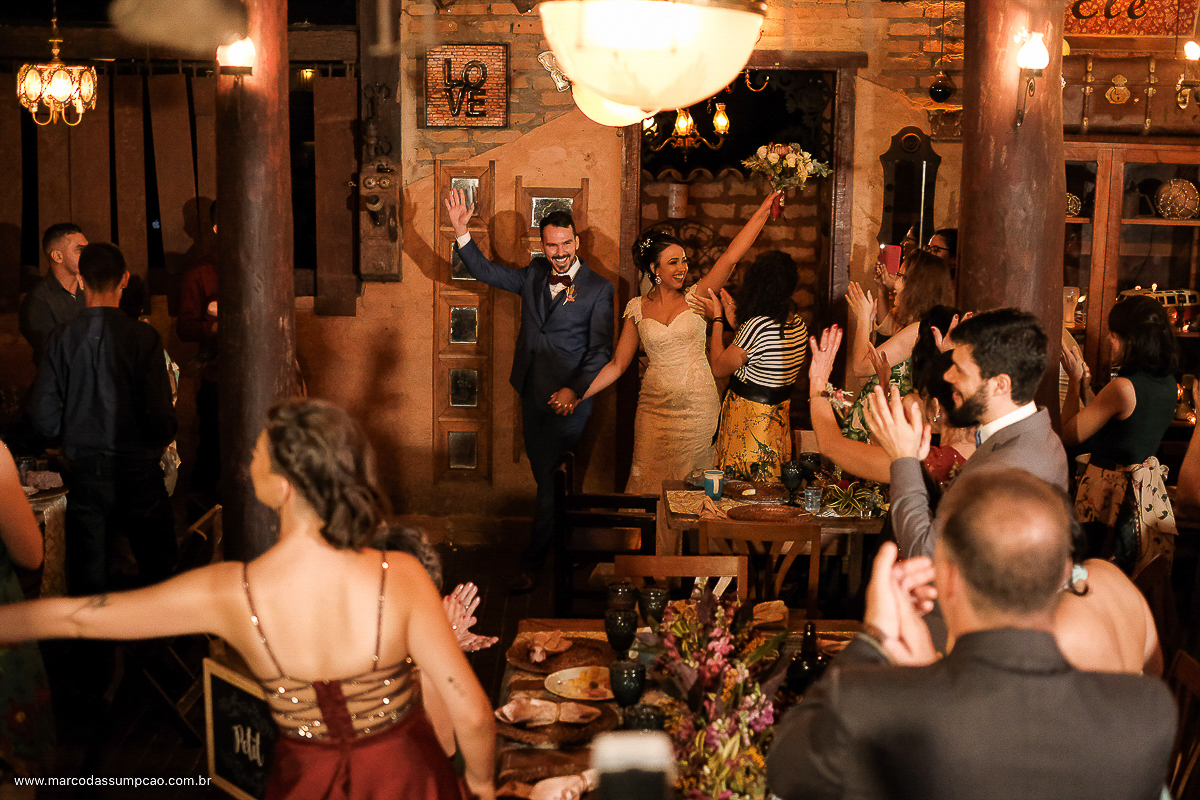 noivos entrando na festa