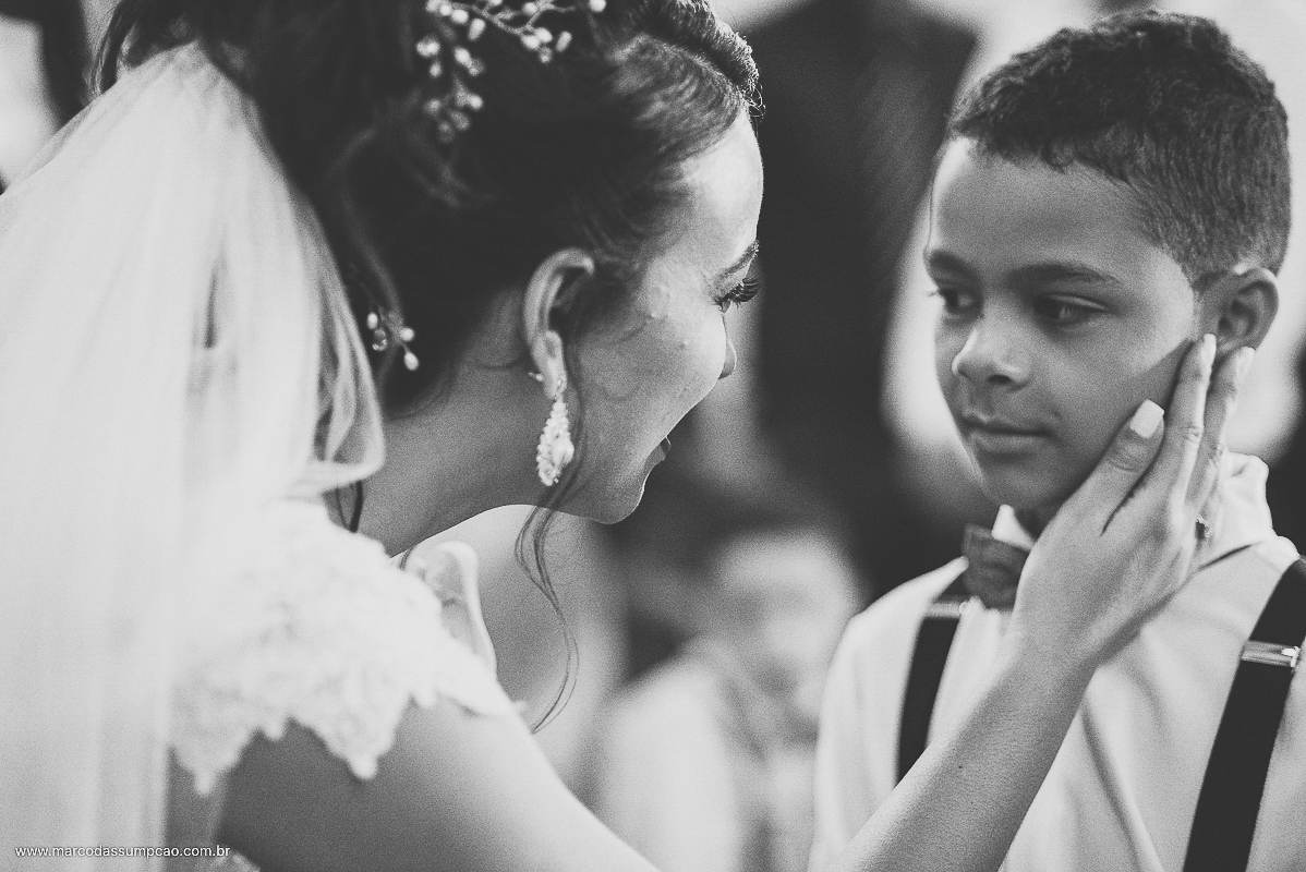 noiva fazendo carinho em crianca