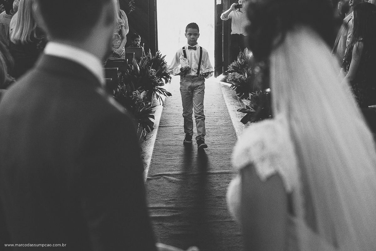 noivos esperando a emtrada das aliancas