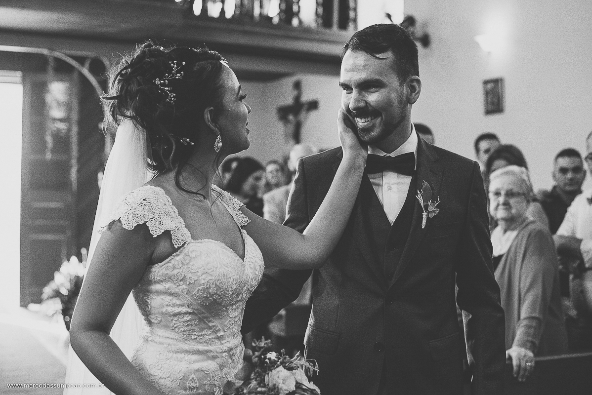 noiva fazendo carinho no rosto do noivo