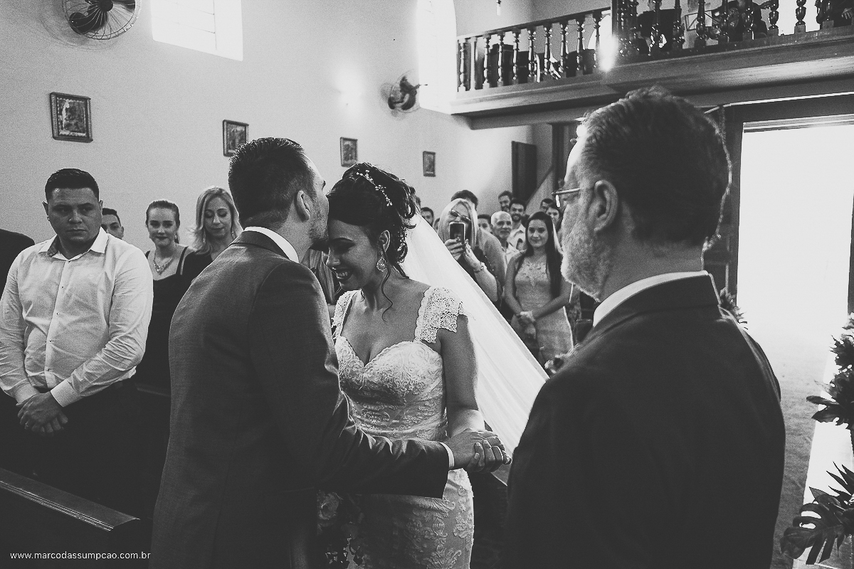 noivo beijando a testa da noiva