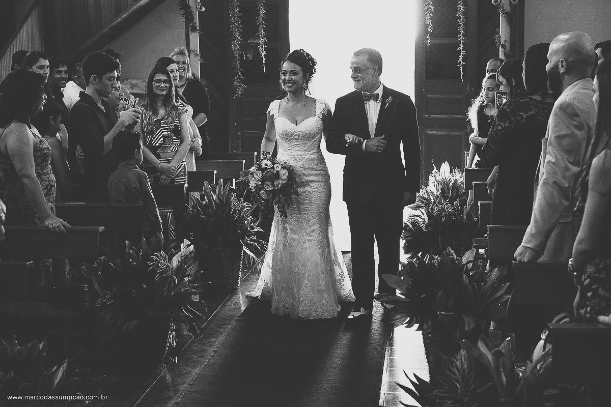 noiva de mao dada com o pai entrando na igreja