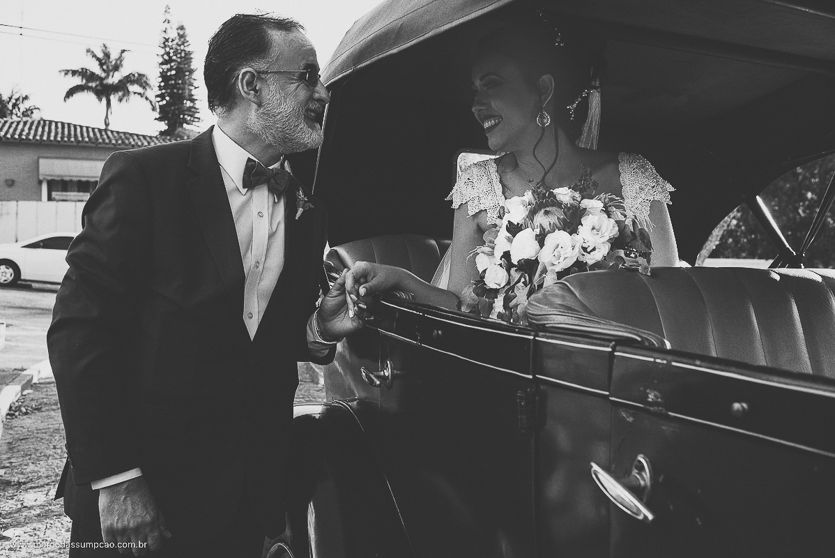 pai recebendo a noiva no carro