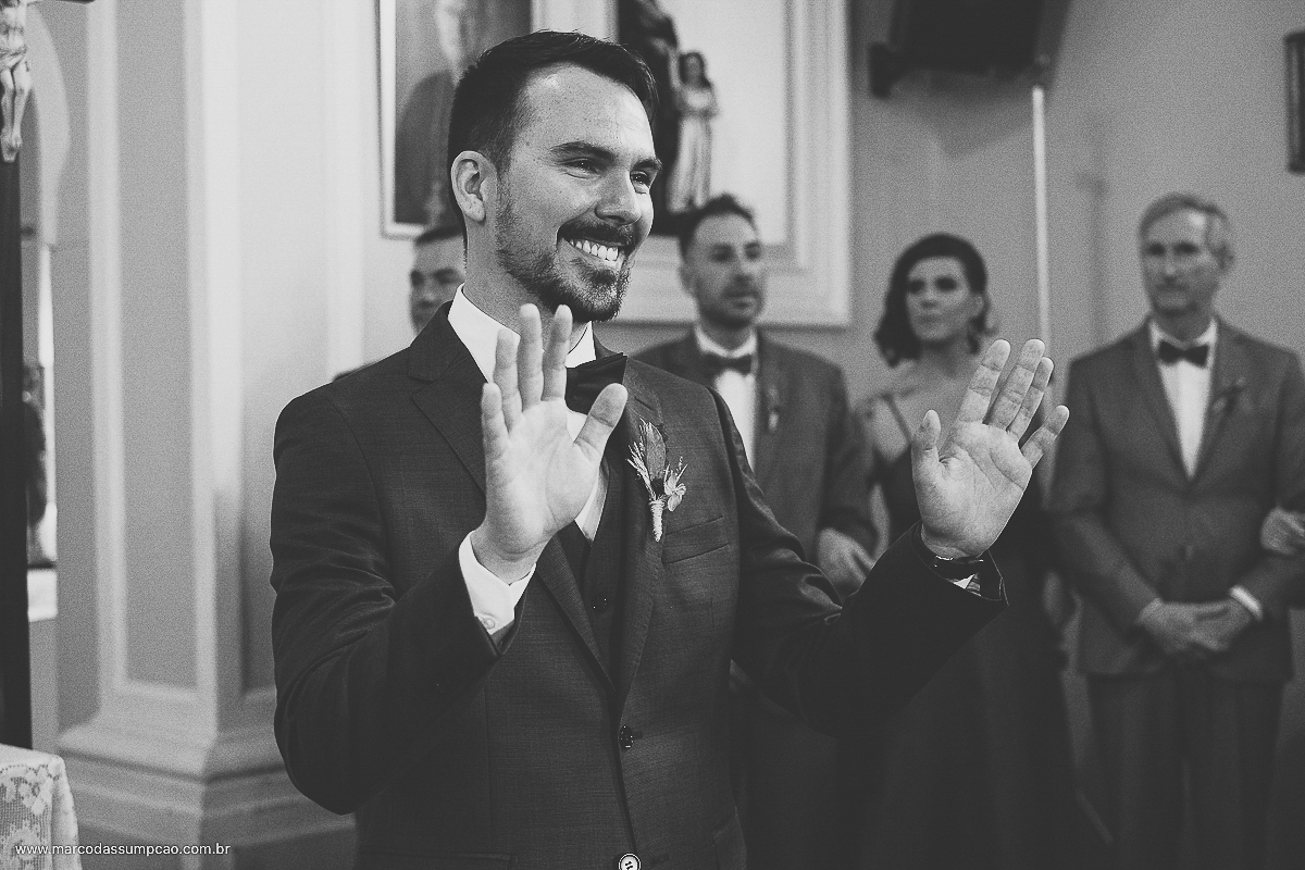 noivo acenando para noiva