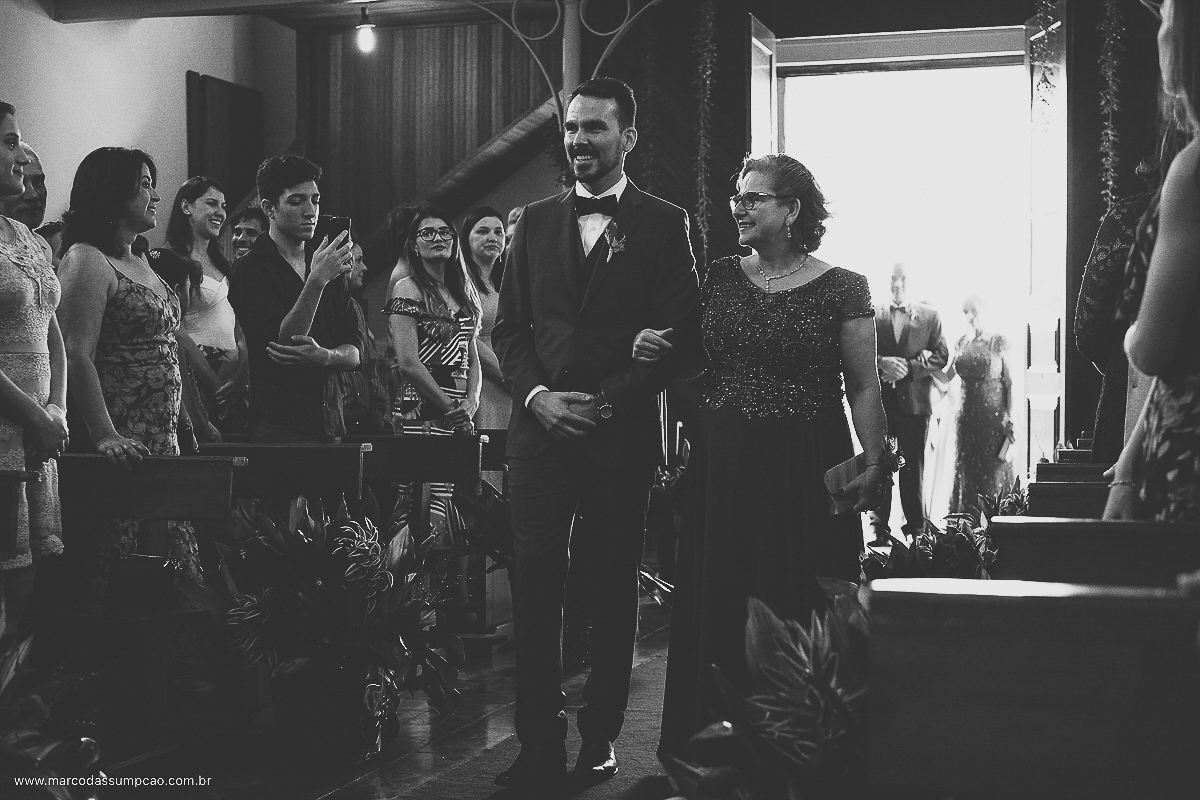 noivo entrando na igreja