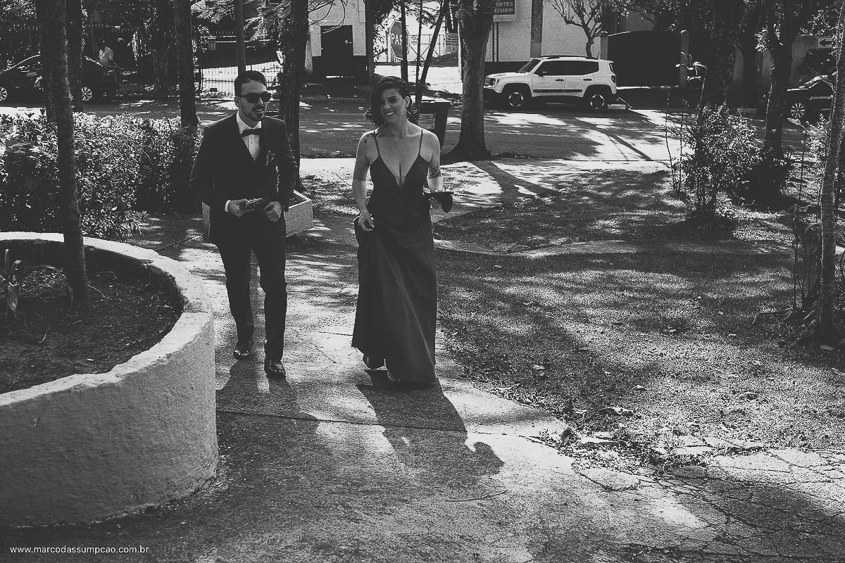 noivo e irma andando em direcao a igreja