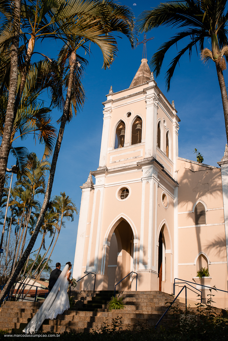 pai e noiva subindo escada da igreja