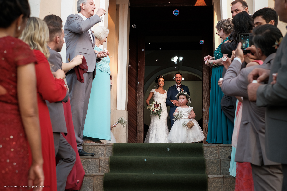 saida dos novos na escada da igreja