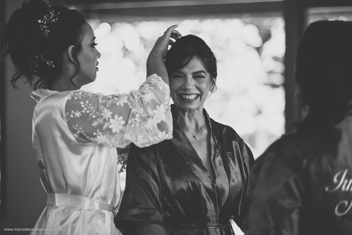 noiva arrumando ao cabelo da mae