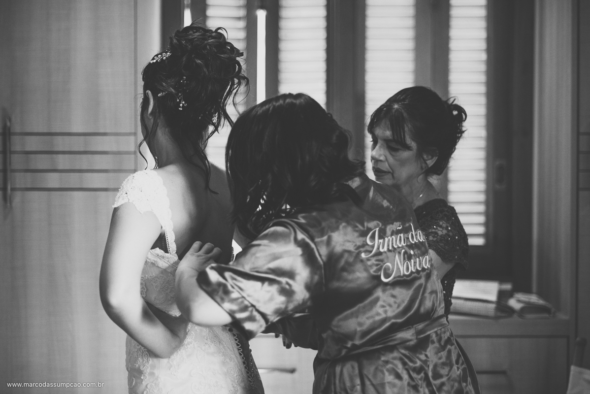 mae e irma arrumando vestido da noiva