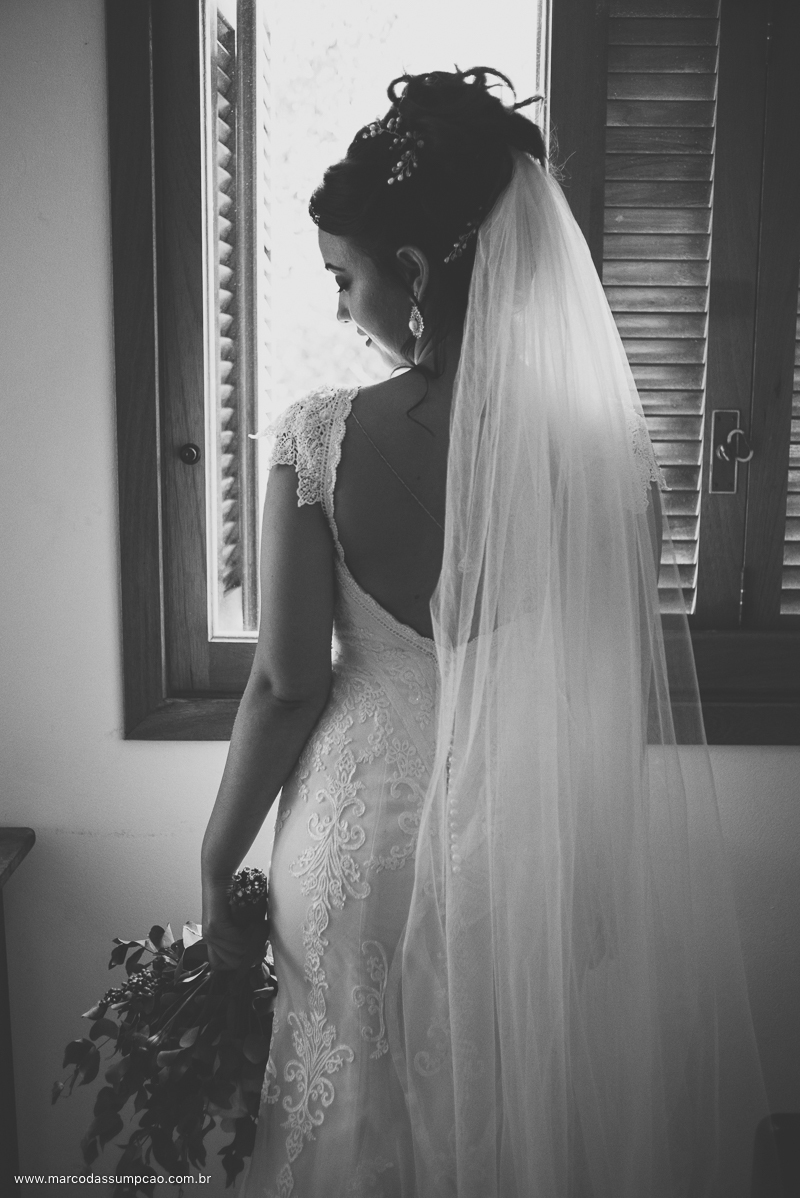 noiva de costas em frente a janela