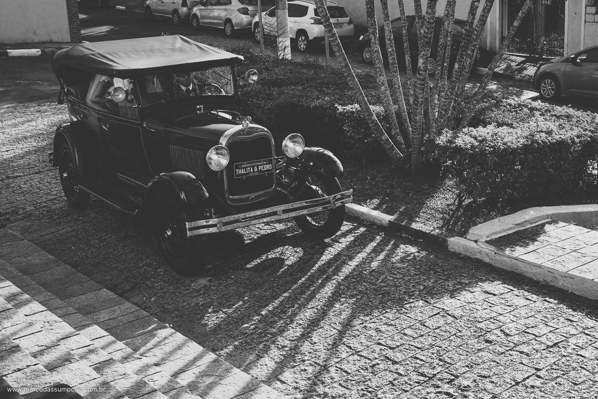 carro da noiva chegando na igreja