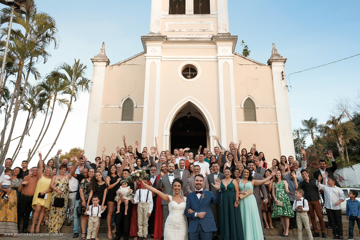 noivos e convidados em frente a igreja