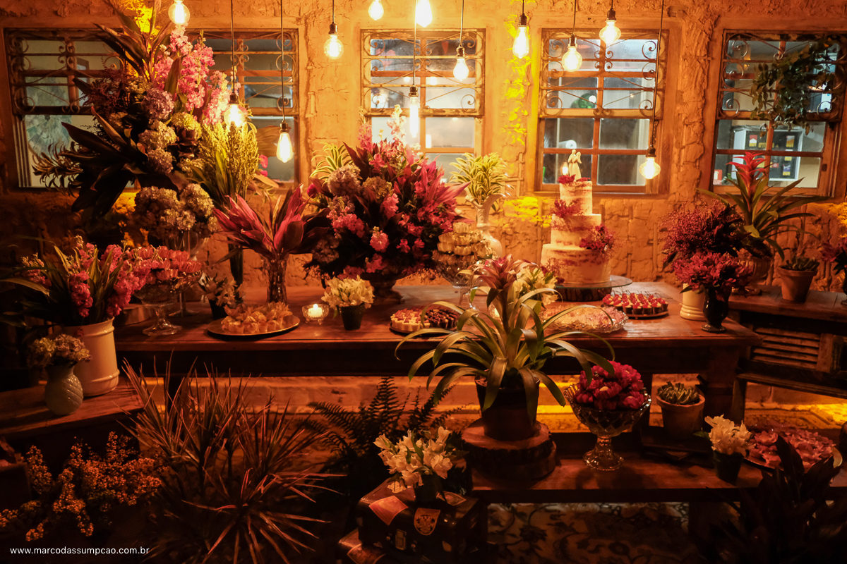 mesa de decoracao de casamento rustico