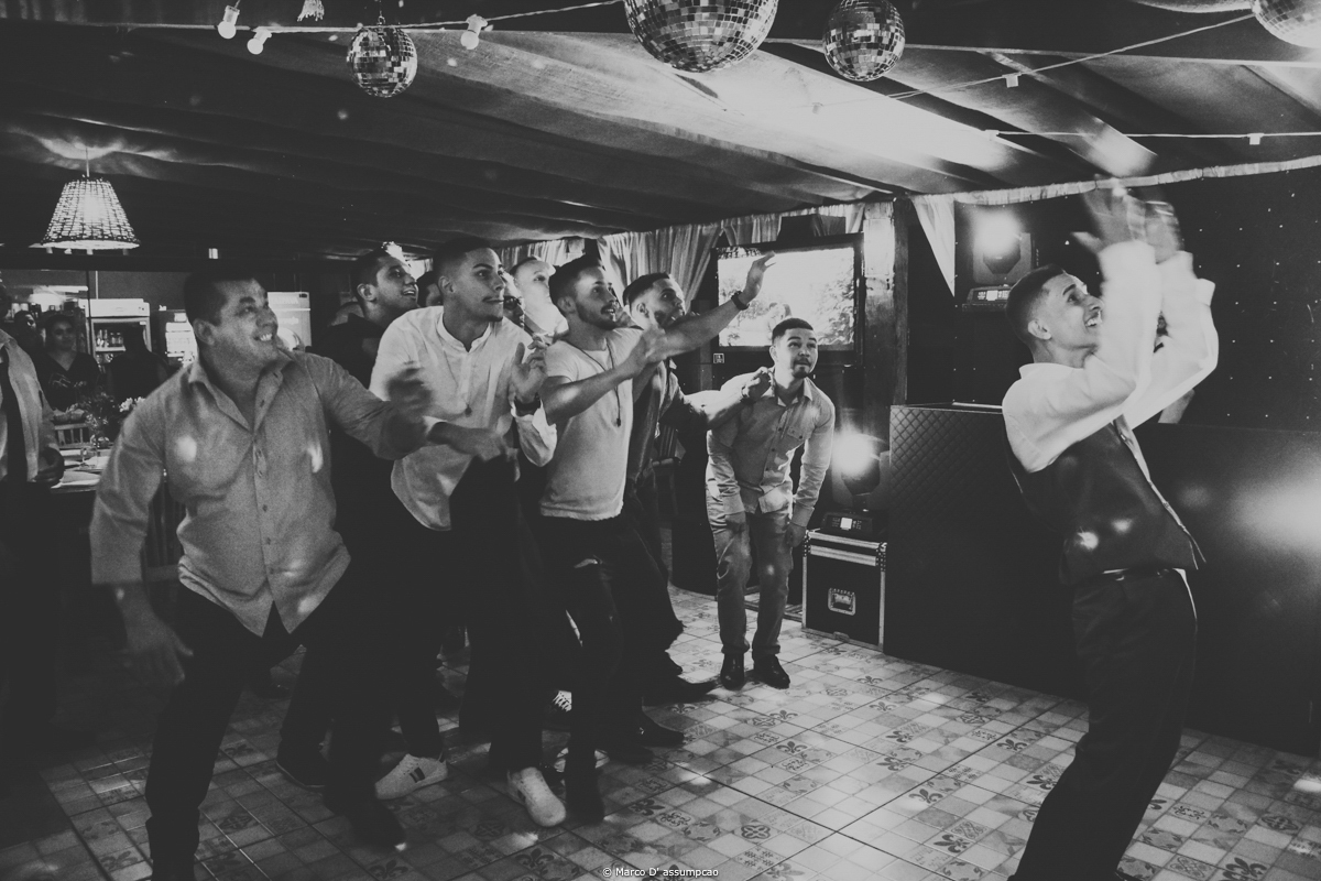 omens pulando para pegar oa garrafa de bebida