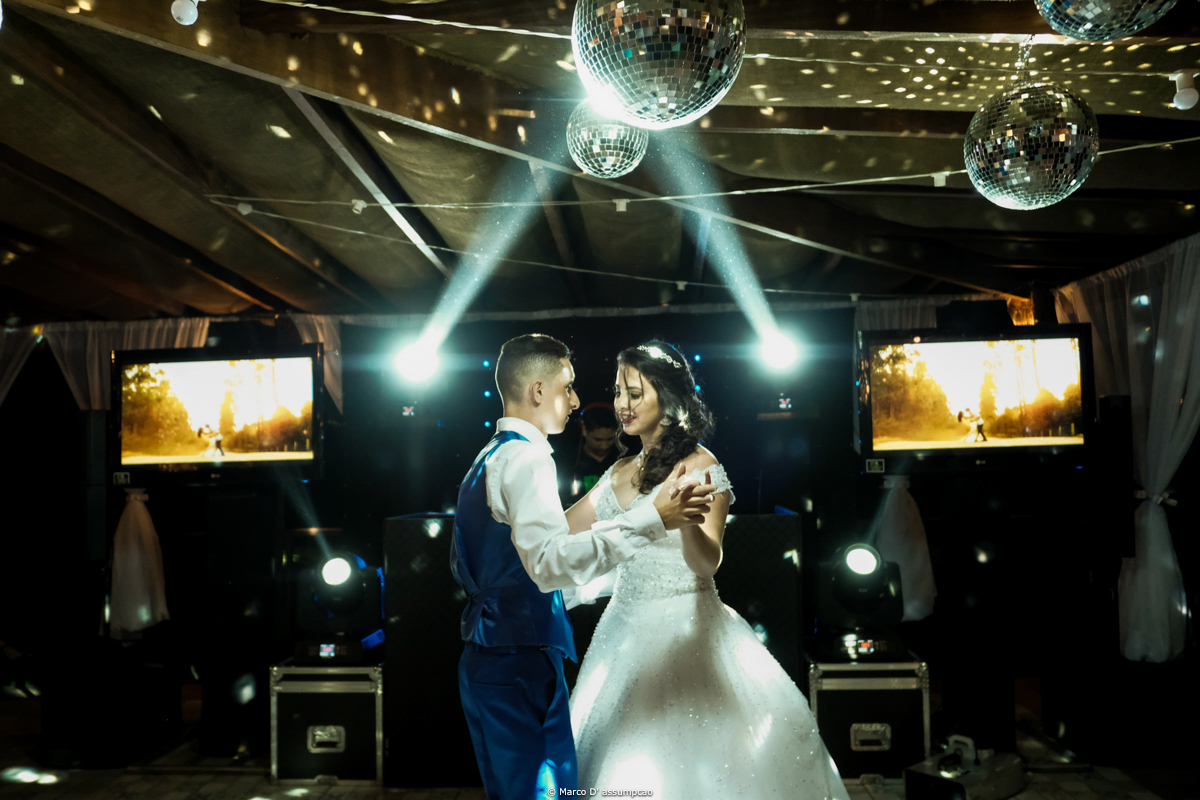 noisvos dancando sua valsa com luzes