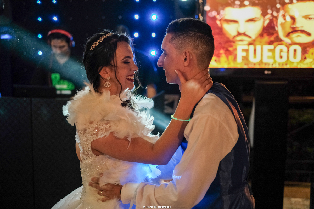 noisvos dancando sua valsa com luzes