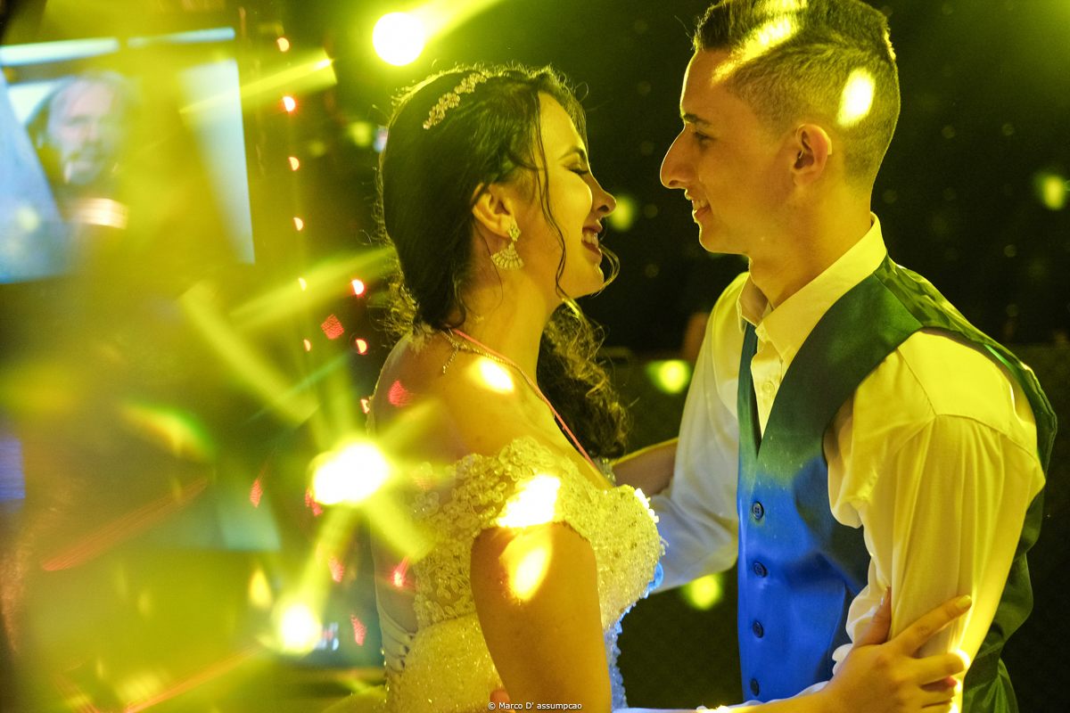 noisvos dancando sua valsa com luzes