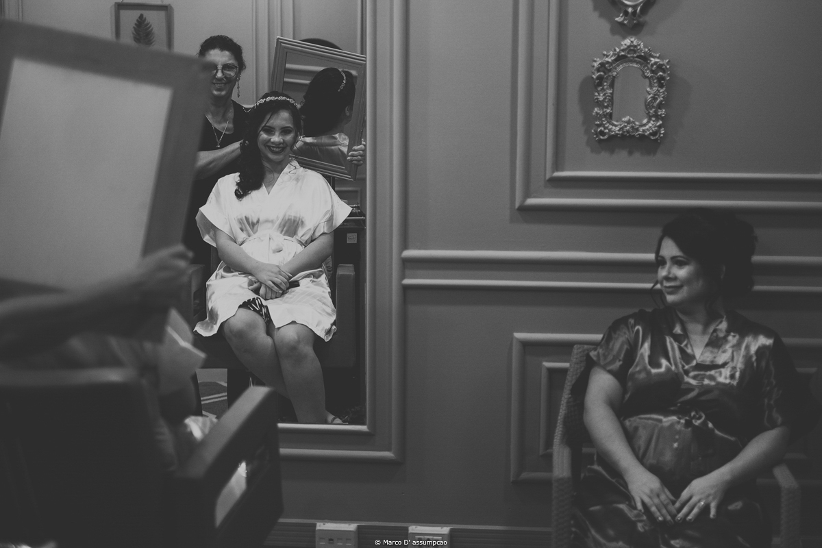 noiva se vendo no espelho com sua mae olhando do lado