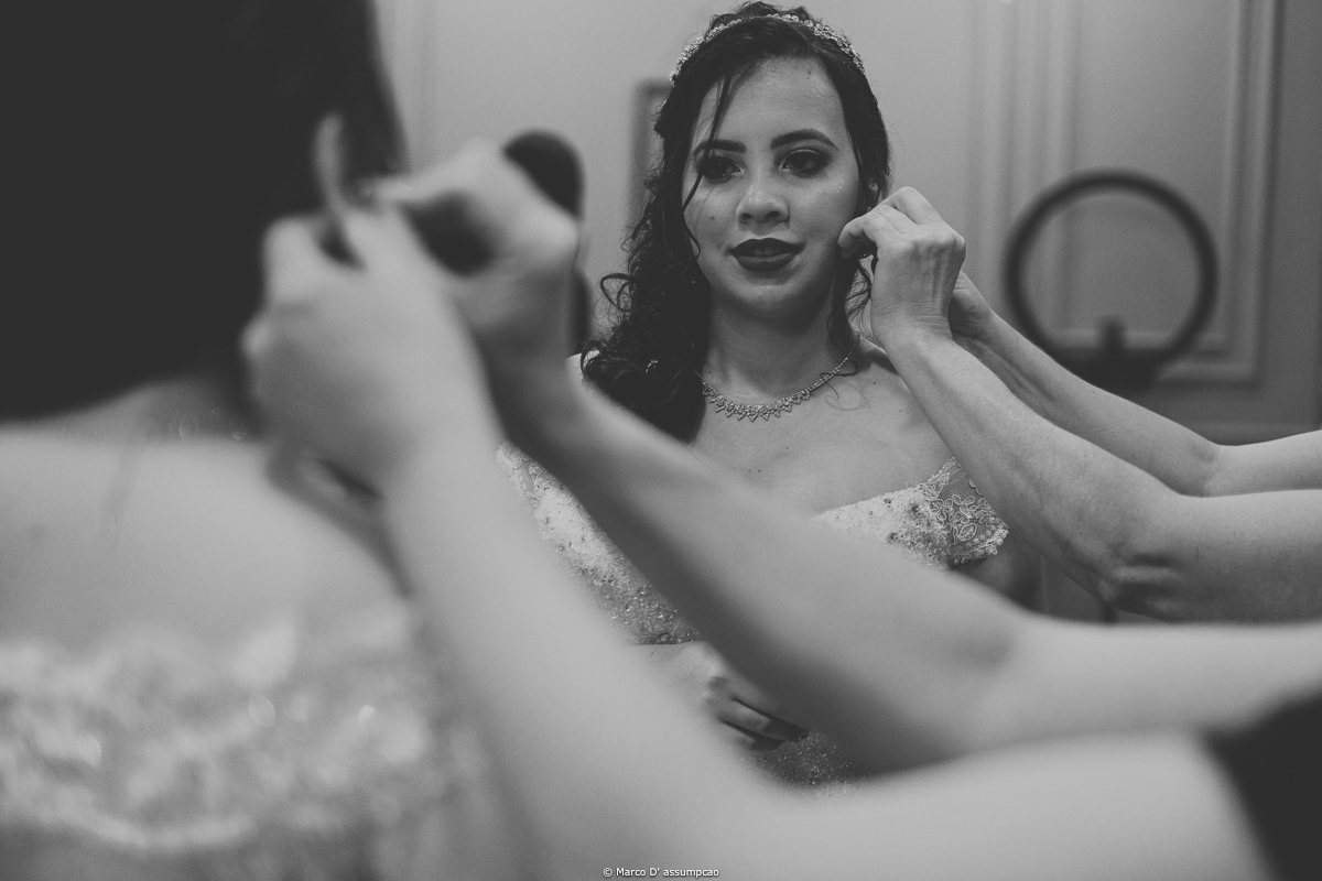 noiva colocando brinco com ajuda 