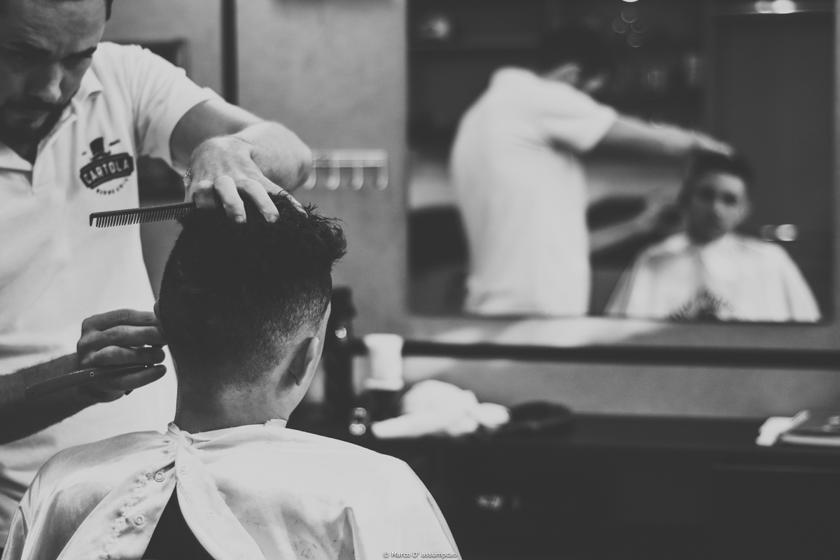 noivo cortando o cabelo